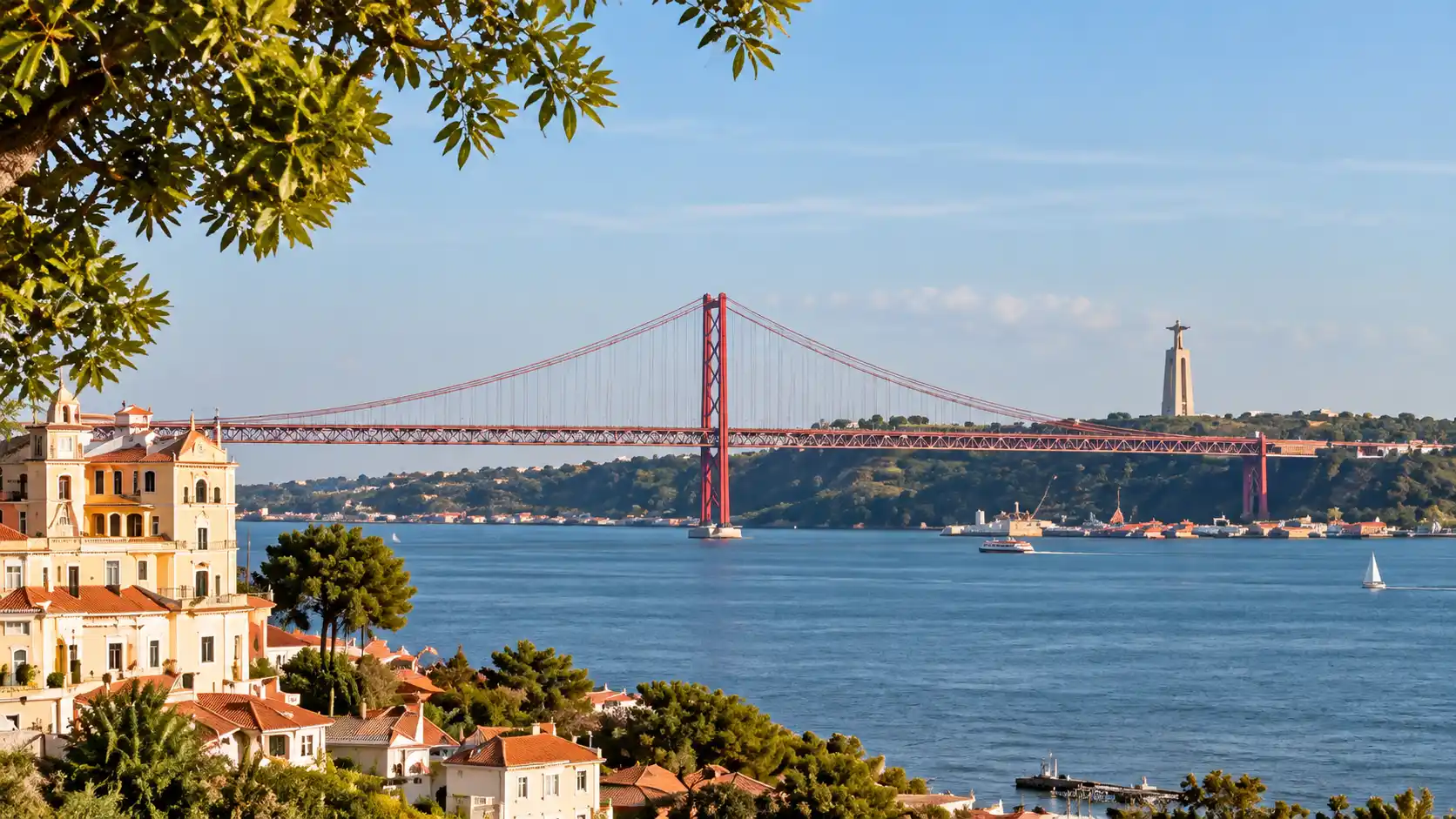Ponte 25 de Abril e Cristo Rei, em Lisboa